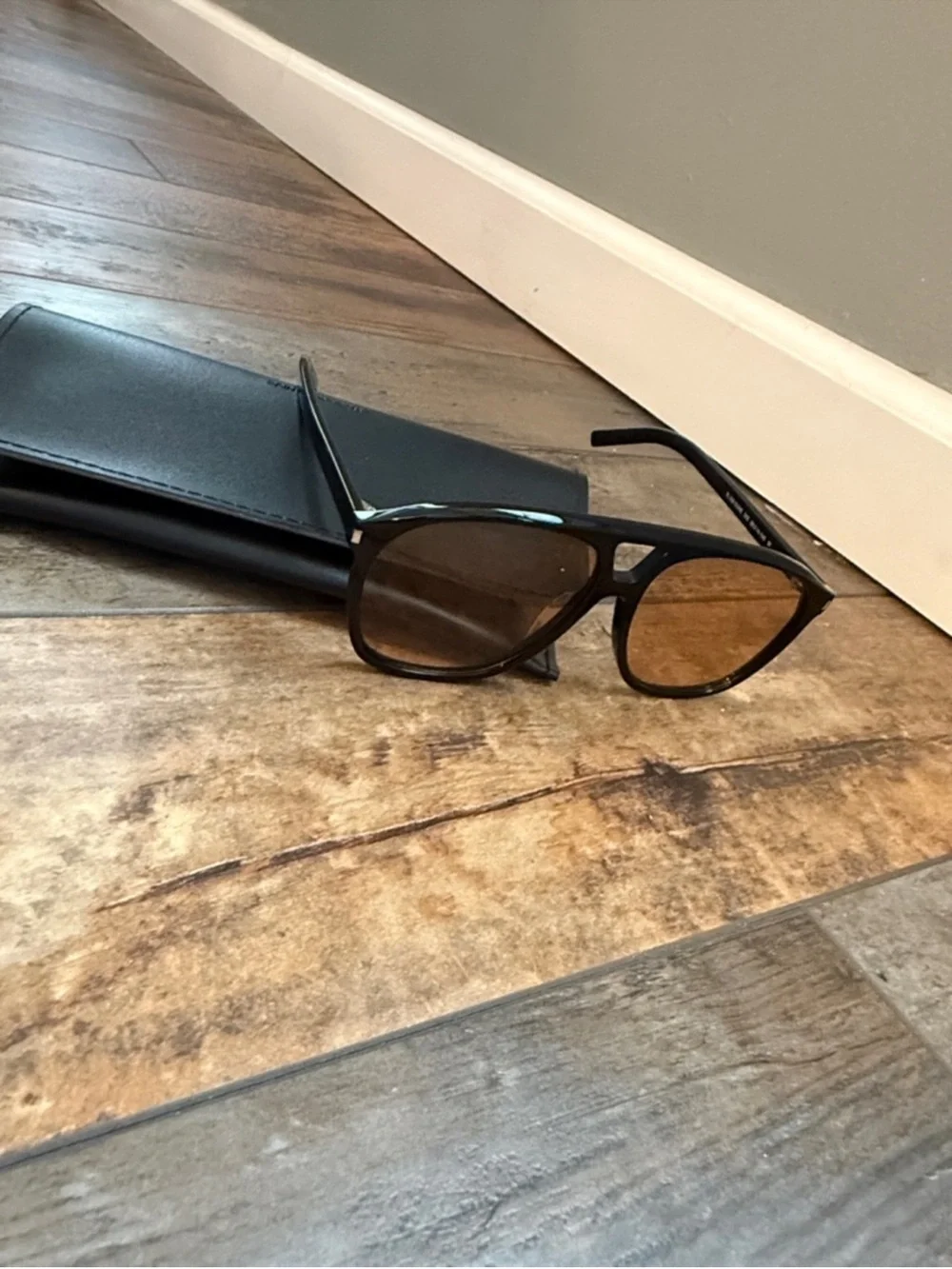 Saint Laurent Black Frame
Sunglasses with Brown/Amber
Lenses SL596 DUNE - Picture 2 of 10